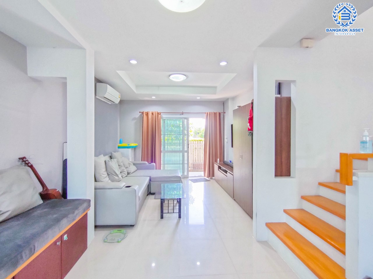 บ้านมือสองนนทบุรี ม.กาญจนาลักษณ์ เทพศิรินทร์ เนื้อที่ 41.7 ตร.ว. ฟังก์ชัน 3 ห้องนอน 2 ห้องน้ำ จอดรถได้ 1 คัน บนทำเลเชื่อมต่อถนนกาญจนาภิเษก ใกล้เซ็นทรัลเวสต์เกต ทางด่วน "ศรีรัช" และรถไฟฟ้าสายสีม่วง "สถานีตลาดบางใหญ่"